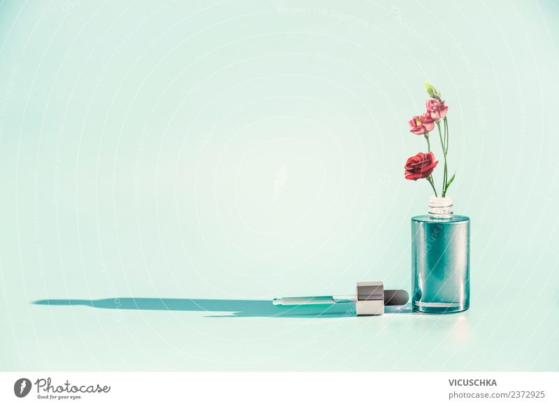 Kosmetik Flasche mit Pipette und Blumen kaufen Stil Design schön Gesundheit Wellness Spa Natur Pflanze Container rein Serum Hintergrundbild Entwurf Gesichtsöl