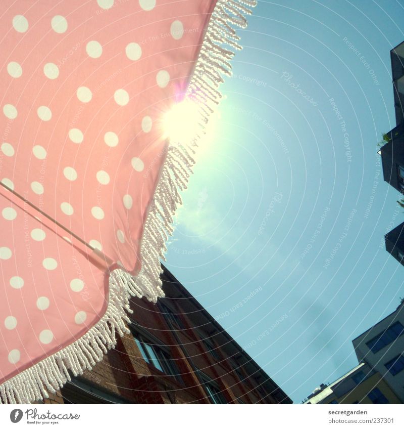 siehst du auch weisse punkte...? Häusliches Leben Wohnung Himmel Wolkenloser Himmel Sonne Sommer Schönes Wetter Stadtzentrum Fassade heiß hell retro blau rosa