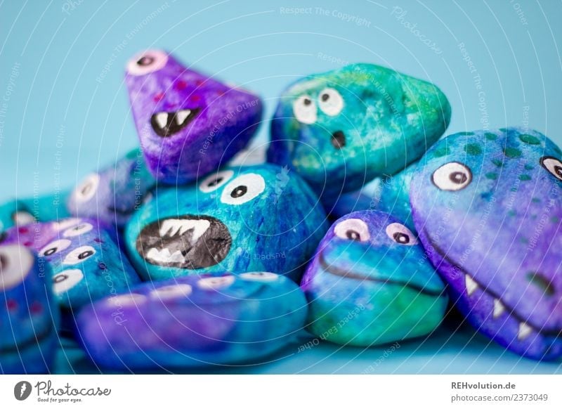 Monstersteine Stein Aggression lustig bemalt Kreativität mehrfarbig Charakter Figur Kunst Verschiedenheit ähnlich violett blau Vielfältig Zusammensein