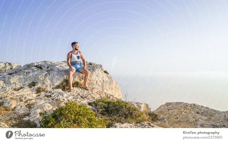 Der Mensch genießt einen wunderschönen Naturblick auf Malta. Lifestyle Wellness harmonisch Erholung Meditation Freizeit & Hobby Ferien & Urlaub & Reisen
