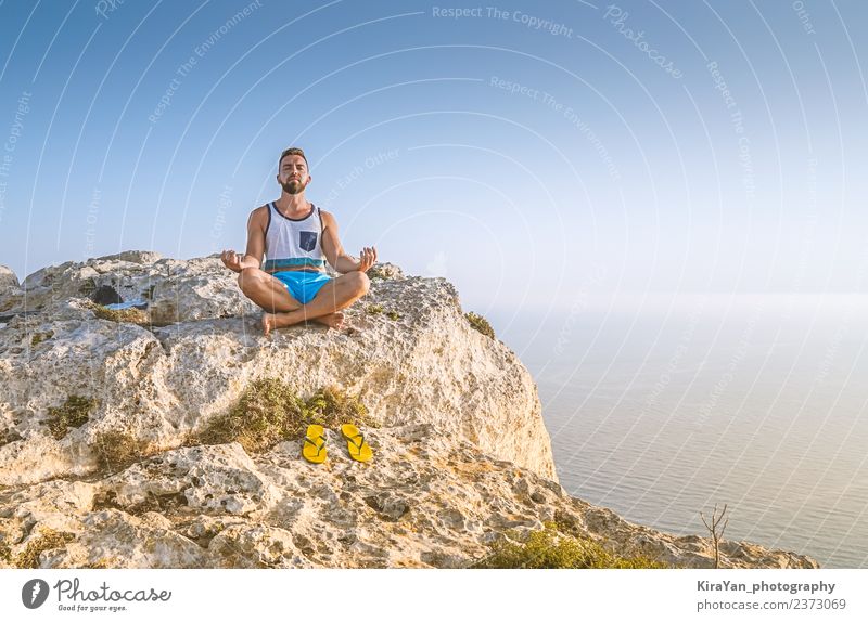 Mann, der Lotus in Pose bringt und meditiert. Lifestyle Wellness harmonisch Erholung Meditation Freizeit & Hobby Ferien & Urlaub & Reisen Freiheit Sommer Meer