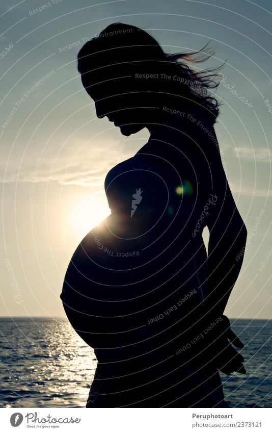 Silhouette einer schwangeren Frau im Meer Lifestyle Glück schön Körper Erholung Ferien & Urlaub & Reisen Sommer Sonne Strand Mensch Erwachsene Mutter