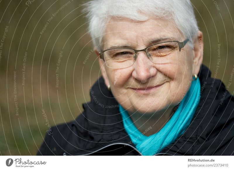 Seniorin lächelt Mensch feminin Weiblicher Senior Frau Großmutter Leben Gesicht Umwelt Natur Herbst Winter Jacke Ohrringe Brille Schal Haare & Frisuren