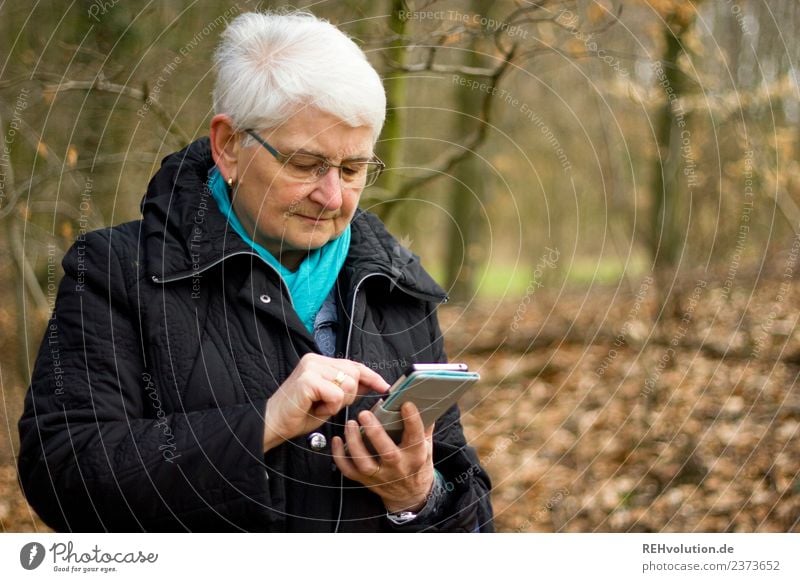 Oma im Wald mit Smartphone Handy PDA Technik & Technologie Telekommunikation Informationstechnologie Internet Mensch feminin Weiblicher Senior Frau Großmutter 1