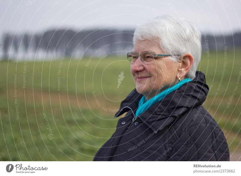 Seniorin lächelt Mensch feminin Weiblicher Senior Frau Großmutter Gesicht 1 60 und älter Umwelt Natur Landschaft Wiese Feld Jacke Ohrringe Brille grauhaarig