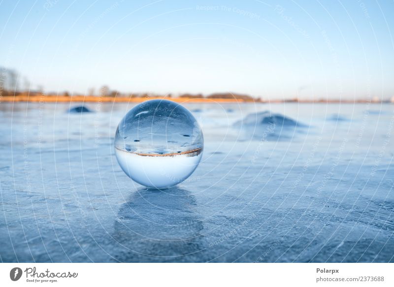 Transparente Glaskugel auf einem gefrorenen See Design schön Wellness Meditation Winter Schnee Berge u. Gebirge Dekoration & Verzierung Natur Landschaft Himmel