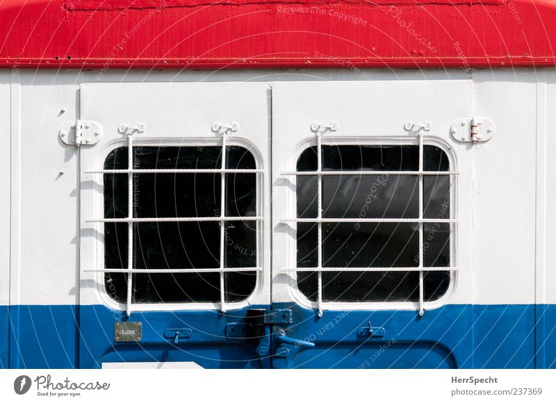 Bauwagen tricolore Glas Metall blau rot weiß Fenster Gitter Farbstoff geschlossen lackiert mehrfarbig Farbfoto Außenaufnahme Menschenleer