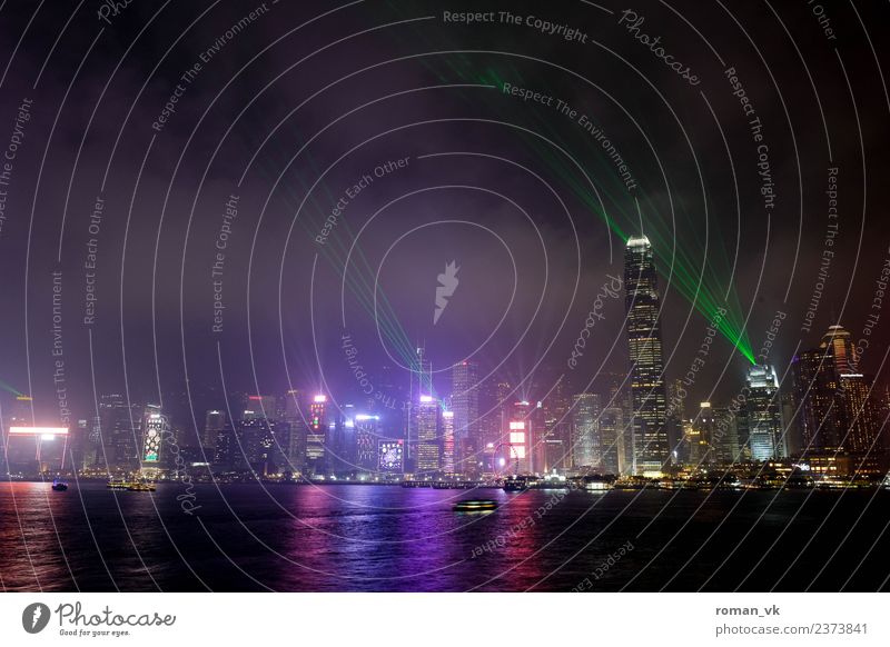Hongkong bei Nacht Haus hoch modern Skyline Lasershow Dunst Fluss Bucht Licht Lichtermeer Werbung Großstadt mehrfarbig Aussicht kalt Bootsfahrt Insel