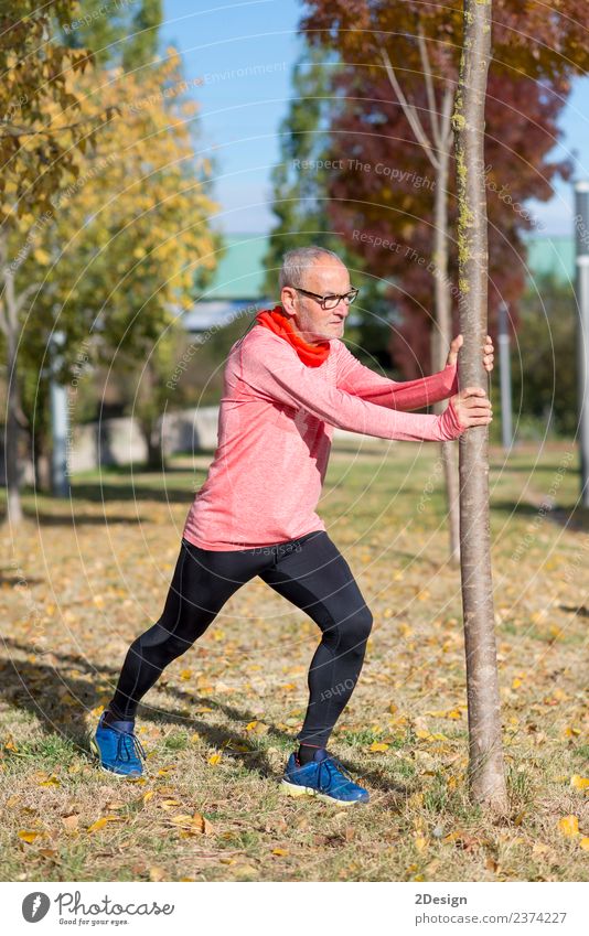 Senior Man beim Training im Park Diät Lifestyle Körper Gesundheit sportlich Fitness Freizeit & Hobby Sommer Sport Joggen Mensch maskulin Mann Erwachsene