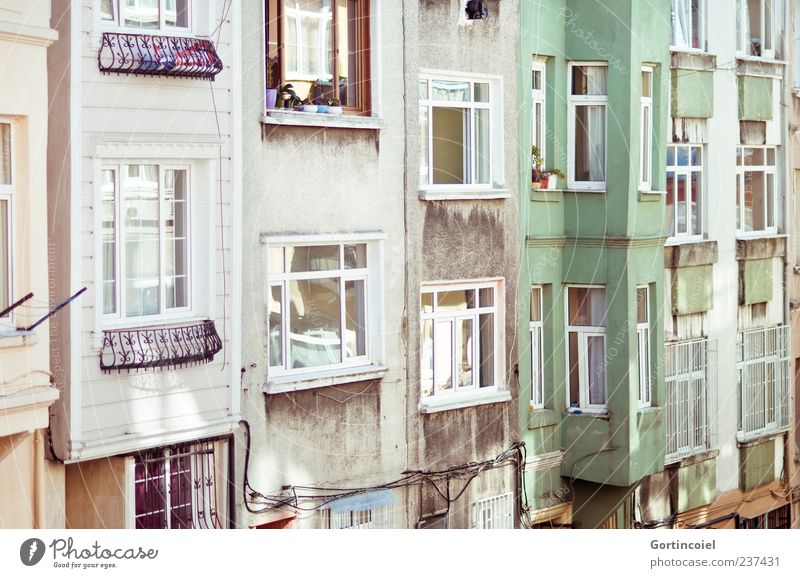 Irgendwo in Cihangir Stadt Haus Gebäude Architektur Mauer Wand Fassade Fenster alt Altbau Erker Erkerfenster Istanbul Häuserzeile Farbfoto Außenaufnahme