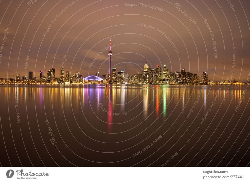 WIDE ANGLE Weitwinkel Toronto Stadt Nacht Dämmerung Ontario Kanada Amerika CN Tower Langzeitbelichtung Reflexion & Spiegelung Wasseroberfläche Wasserspiegelung