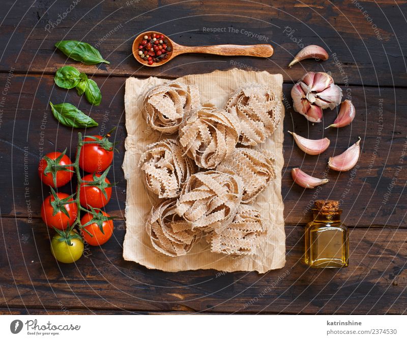 Vollkornnudeln Tagliatelle, Olivenöl, Gemüse und Kräuter Vegetarische Ernährung Diät Flasche Tisch Blatt dunkel frisch braun grün rot Tradition Essen zubereiten