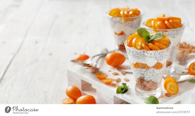 Chiapudding-Parfait, geschichtet mit Kumquat und Müsli Joghurt Frucht Dessert Essen Frühstück Diät Schalen & Schüsseln Löffel hell grün weiß Farbe Pudding Samen