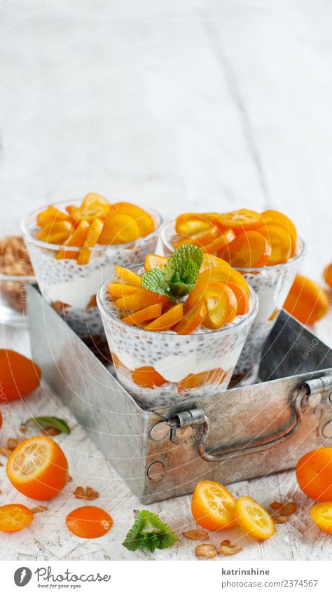 Chiapudding-Parfait, geschichtet mit Kumquat und Müsli Joghurt Frucht Dessert Essen Frühstück Diät Schalen & Schüsseln Löffel Metall hell grün weiß Farbe