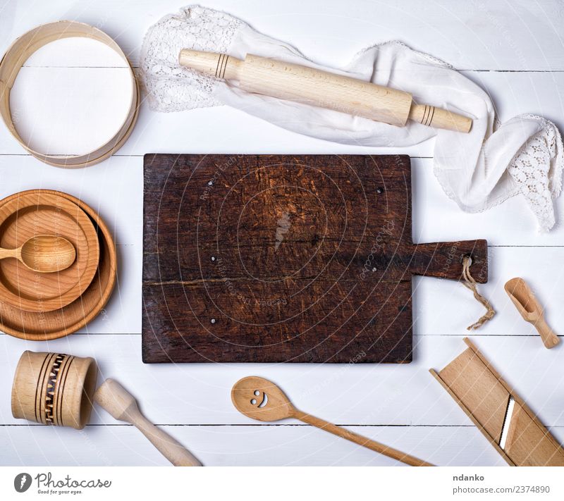 braunes Küchenschneidebrett aus Holz Besteck Gabel Löffel Tisch Werkzeug Sieb alt oben retro weiß Idee Tradition leer Utensil Haushalt Kulisse altehrwürdig