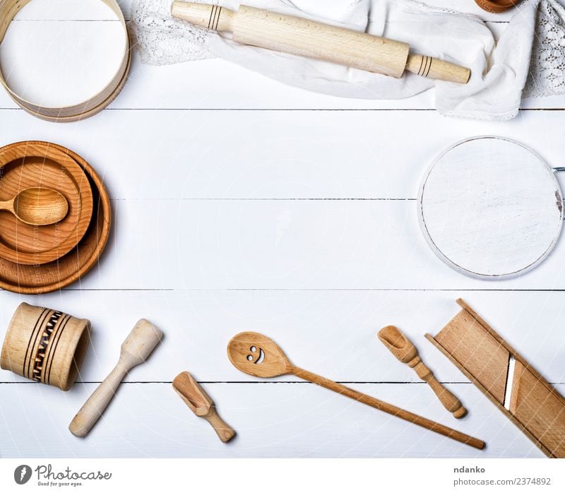 Holz-Rundplatten, Sieb und Nudelholz Besteck Gabel Löffel Tisch Küche Werkzeug oben retro braun weiß Tradition Utensil Haushalt Kulisse altehrwürdig Hintergrund