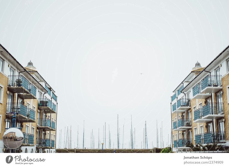 Häuser am Hafen in Brighton Stadt Skyline bevölkert Haus ästhetisch England Wasserfahrzeug Mast Fassade Architektur Textfreiraum Himmel Hintergrundbild