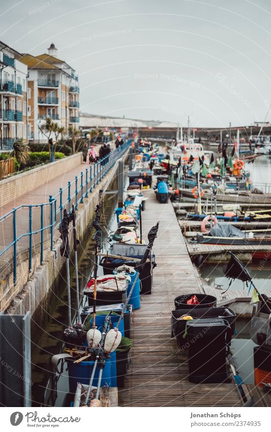 Hafen in Brighton, England Stadt Hafenstadt ästhetisch Regen trüb Wasserfahrzeug Steg Schifffahrt Farbfoto Außenaufnahme Menschenleer Tag Haus