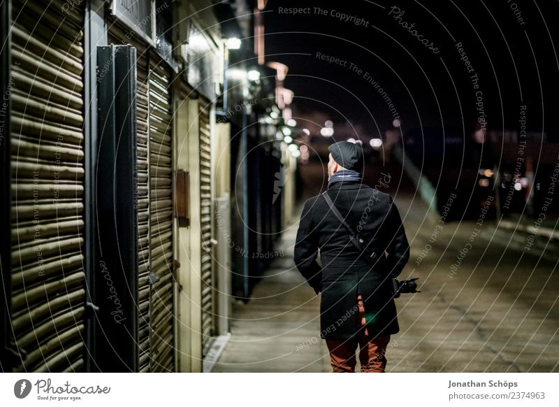 Fotograf läuft nachts durch die Stadt Ferien & Urlaub & Reisen Tourismus Sightseeing Städtereise maskulin 1 Mensch Brighton Großbritannien Europa Stadtzentrum