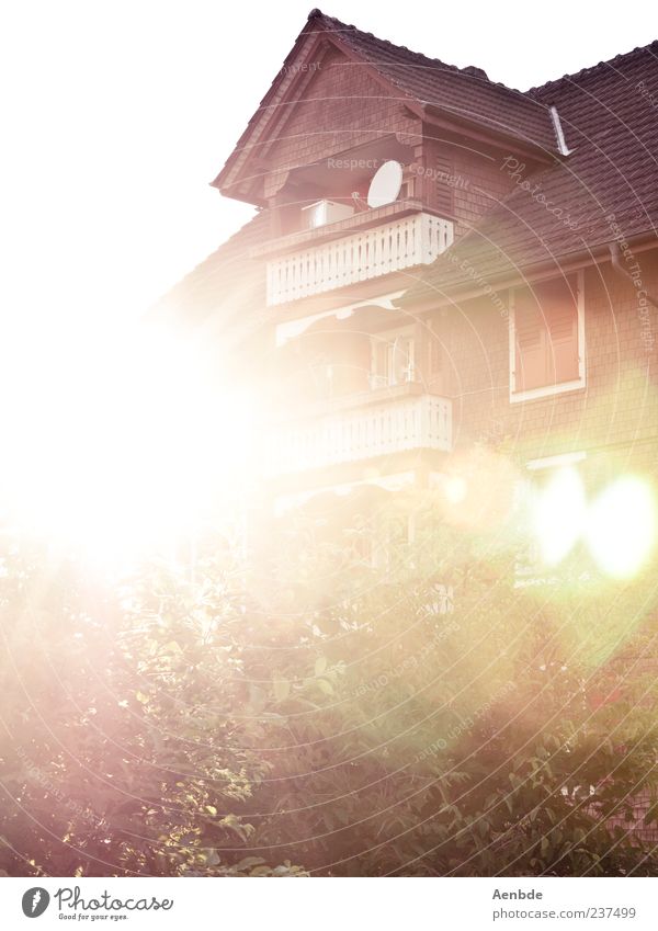 Sommerhaus Haus Einfamilienhaus Gebäude ästhetisch Farbfoto Außenaufnahme Menschenleer Textfreiraum links Abend Lichterscheinung Sonnenlicht Sonnenstrahlen