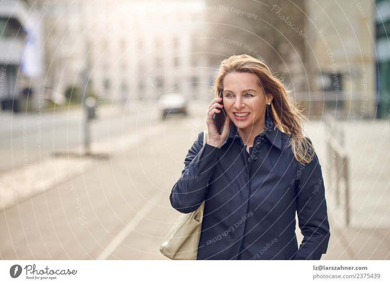 Attraktive blonde Frau im Gespräch auf ihrem Smartphone Glück Gesicht Business sprechen Telefon Handy PDA Technik & Technologie Erwachsene 1 Mensch 45-60 Jahre