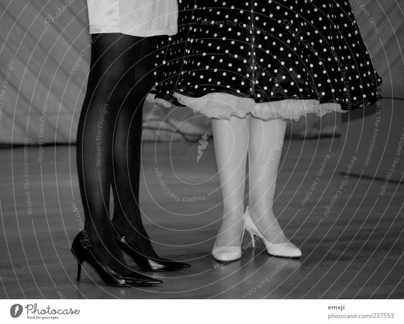aus alten Tagen feminin Beine 2 Mensch Mode Bekleidung Rock Strümpfe Strumpfhose Schuhe Damenschuhe vergleichen schön Stil Stilrichtung altmodisch