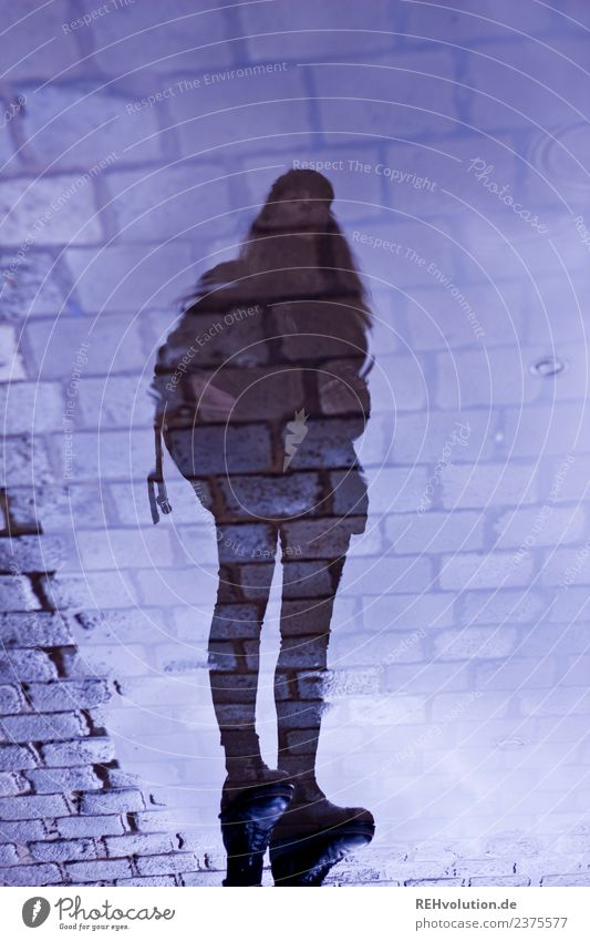 Carina | Spiegelung in einer Pfütze Mensch feminin Frau Erwachsene 1 18-30 Jahre Jugendliche Himmel Wetter Regen Hamburg Stadt Straße Kopfsteinpflaster Stein