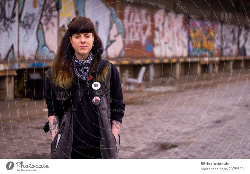 Carina | Portrait mit Graffiti Lifestyle Stil Mensch feminin Junge Frau Jugendliche Erwachsene 1 18-30 Jahre Kunst Kultur Jugendkultur Subkultur Punk Hamburg