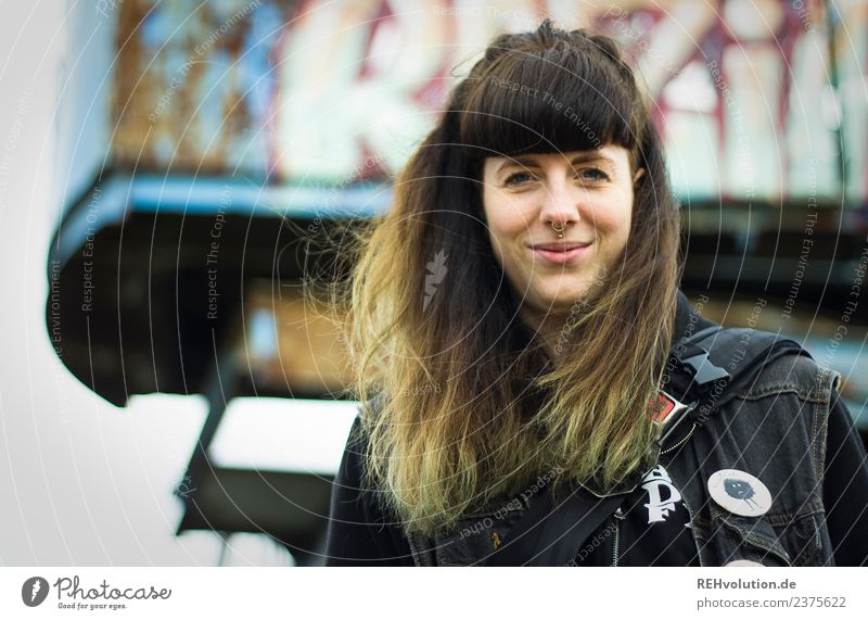 Carina | Junge Frau mit Piercing Lifestyle Stil Freude Mensch feminin Jugendliche Erwachsene 1 18-30 Jahre Hamburg Stadt brünett langhaarig Pony Graffiti