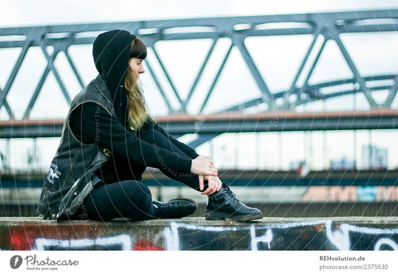 Carina | Portrait in Hamburg Lifestyle Stil Mensch feminin Junge Frau Jugendliche Erwachsene 1 18-30 Jahre Subkultur Stadt Hafen Brücke Mauer Wand Kapuze