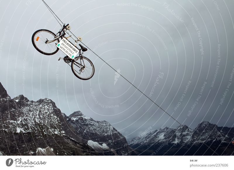Flybike Sommer Fahrrad Wolken schlechtes Wetter Alpen Berge u. Gebirge Kalkalpen Karwendelgebirge Schneebedeckte Gipfel Seil grau ruhig Ferien & Urlaub & Reisen