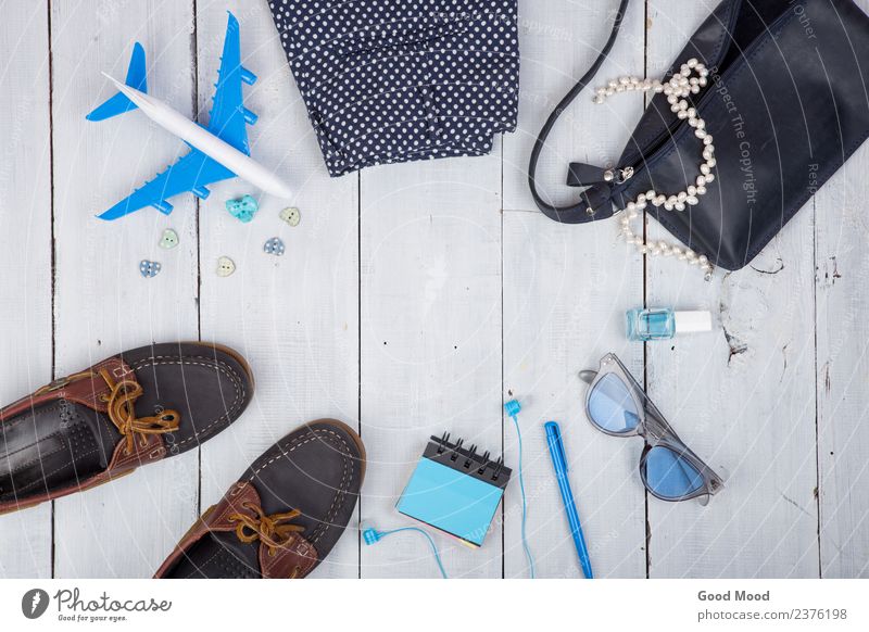 blaue Tasche, Sonnenbrille, Schuhe, Nagellack, Notizblock und Flugzeug Lifestyle kaufen Stil Erholung Freizeit & Hobby Ferien & Urlaub & Reisen Tourismus