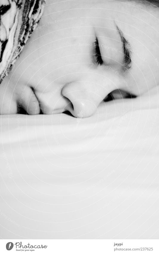 Gesicht einer schlafenden Frau Zufriedenheit Erholung ruhig Bett Mensch feminin Junge Frau Jugendliche 1 18-30 Jahre Erwachsene liegen schwarz weiß Müdigkeit