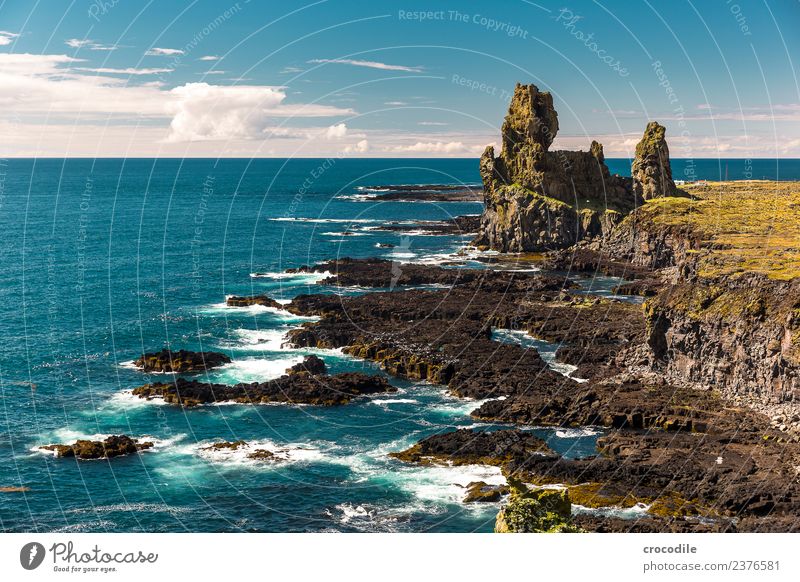 Island IV Klippe Moos Flechten Berge u. Gebirge Lava grün Panorama (Aussicht) Panorama (Bildformat) wandern Gipfel Ferne Meer Atlantik Wasser Felsen