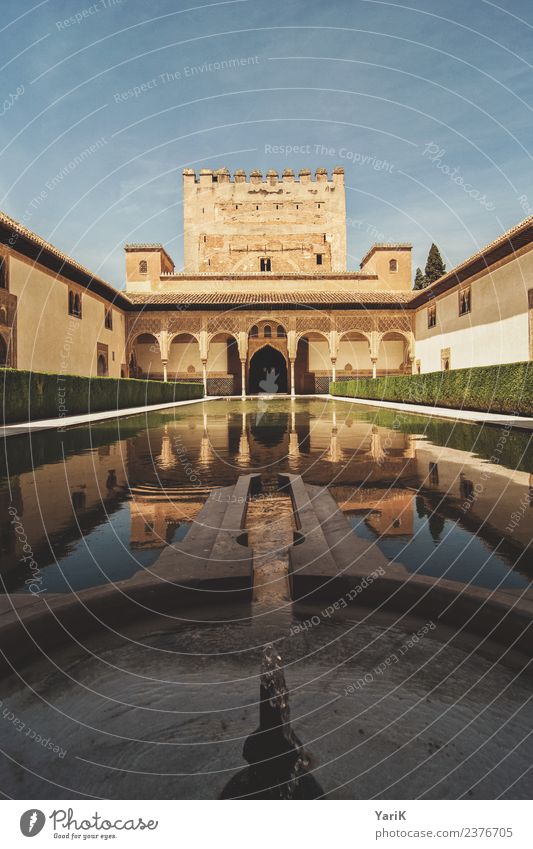 Alhambra Ferien & Urlaub & Reisen Tourismus Ausflug Sightseeing Städtereise Sommer Palast Bauwerk Gebäude Architektur Macht Burg oder Schloss stadtburg Spanien