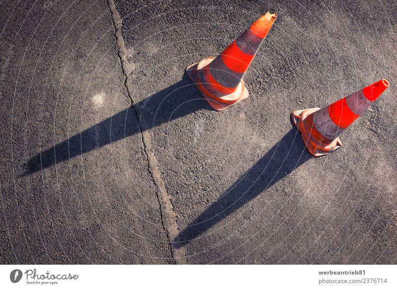 Auf der Baustelle Straße Stein Beratung laufen machen authentisch einfach grau orange gefährlich Bewegung Business Ende Risiko Teamwork Verkehrssicherheit