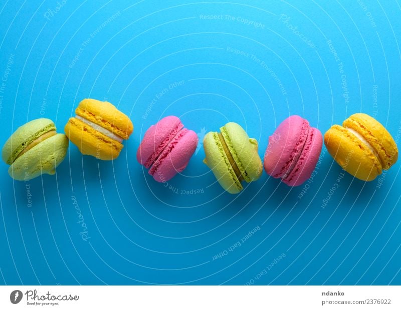 bunte Kuchen Dessert Süßwaren hell blau gelb grün rosa Farbe Macaron Pastell Hintergrund Lebensmittel farbenfroh Vanille Französisch Aussicht Top süß Biskuit