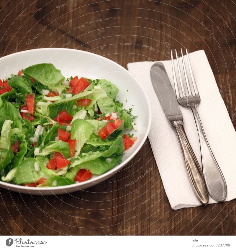 salat Lebensmittel Salat Salatbeilage Kräuter & Gewürze Tomate Ernährung Mittagessen Abendessen Bioprodukte Vegetarische Ernährung Diät Teller Besteck Messer