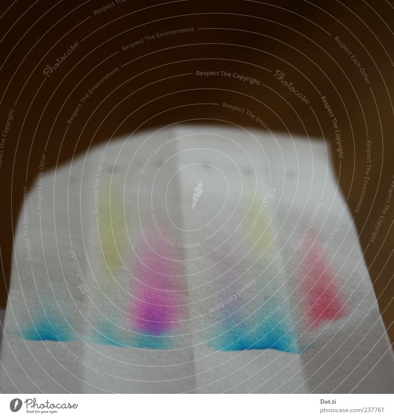 my first Chemieversuch blau mehrfarbig rosa Papier Farbenspiel Farbstoff Versuch Farbfoto Innenaufnahme Nahaufnahme Experiment Strukturen & Formen Menschenleer
