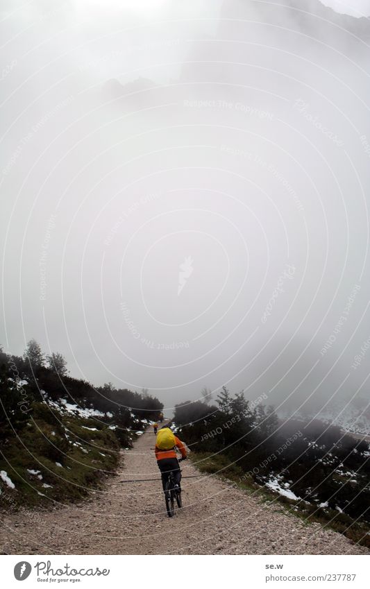 Fahrt ins Ungewisse Fahrradfahren Mountainbiking 1 Mensch Wolken Herbst schlechtes Wetter Alpen Berge u. Gebirge Kalkalpen Karwendelgebirge Wege & Pfade kalt