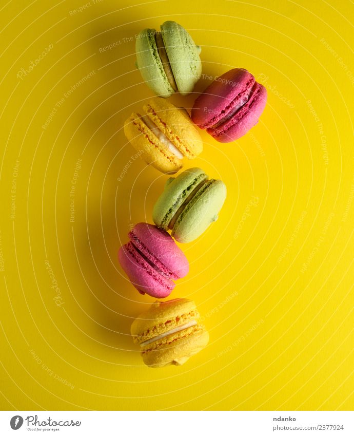 Makronen in der Mitte Dessert Süßwaren Essen hell gelb grün rosa Farbe Idee Macaron Hintergrund Lebensmittel farbenfroh Vanille Französisch Kuchen Aussicht Top