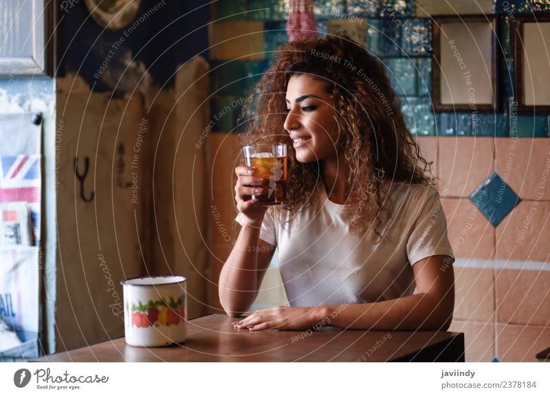 Junge Frau in Freizeitkleidung, die eine Limo trinkt. Getränk trinken Lifestyle Stil Glück schön Haare & Frisuren Freizeit & Hobby Restaurant Mensch feminin