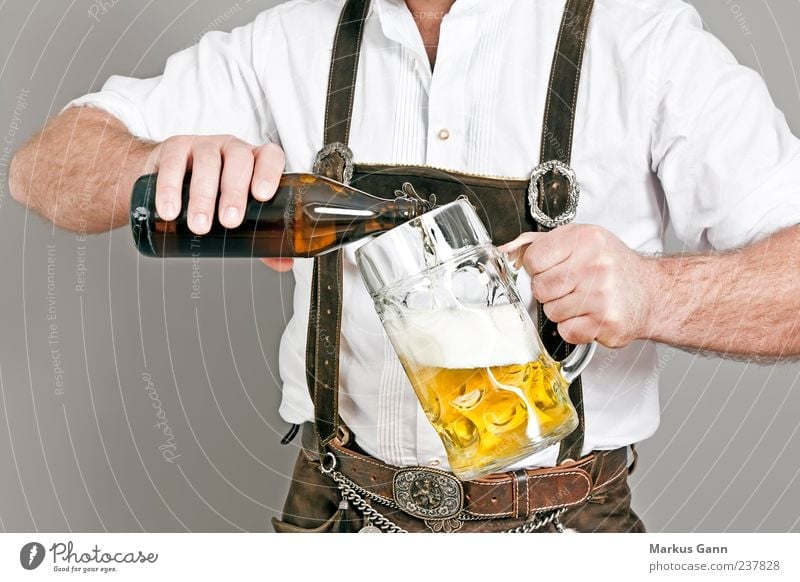 Bayer mit Bierkrug Getränk Alkohol Oktoberfest Mensch maskulin Mann Erwachsene Hand 1 Veranstaltung Bekleidung gelb Tradition Tracht Glas eingießen Flasche