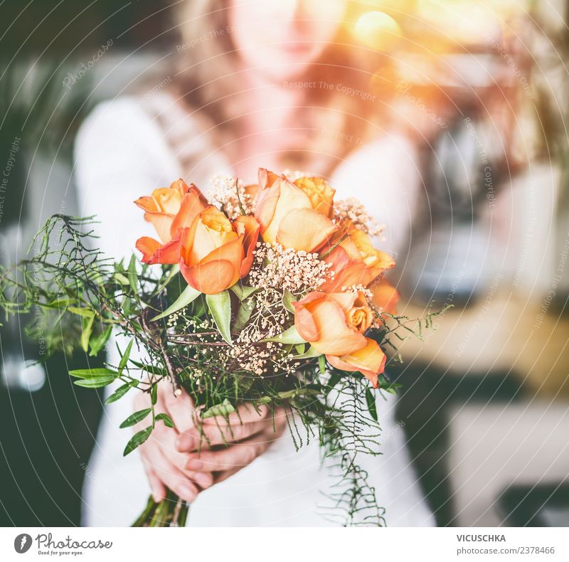 Orangefarbene Rosen in weiblichen Hände Lifestyle Design Feste & Feiern feminin Frau Erwachsene Hand Blume Blumenstrauß Liebe orange Gefühle Stimmung Sonne