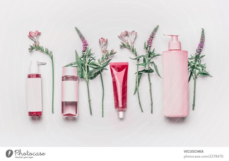 Natur Kosmetik Produkte mit Kräutern und Blumen kaufen Stil Design schön Creme Gesundheit Wellness Pflanze Rose trendy rosa Flasche Serum Cleanser Hautpflege