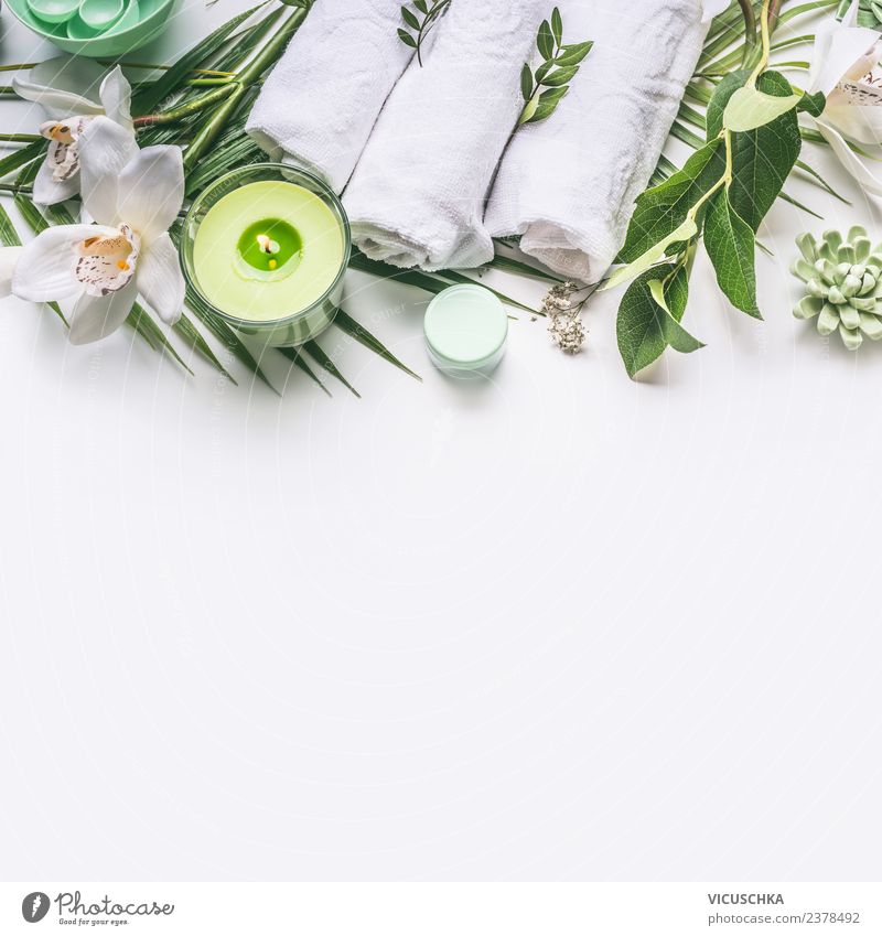 Grüner Spa Hintergrund mit Tuch, Kerze und Orchidee Stil Design schön Körperpflege Kosmetik Creme Wellness Erholung Bad Pflanze Blume rosa Hintergrundbild