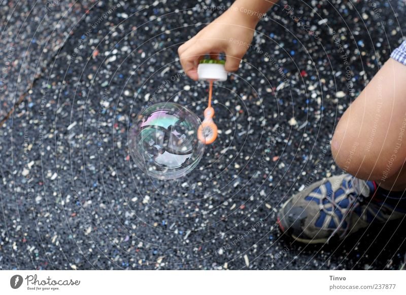 Save The World Spielen Kind Hand Beine Schuhe rund schwarz Seifenblase Blase hocken bücken fangen Straßenbelag schillernd zart Kinderspiel Farbfoto