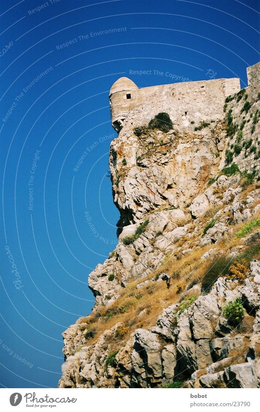Fortessa Kreta Rethimnon Griechenland Festung Mauer Klippe Geröll Defensive Architektur Mittelmeer Turm Himmel blau Stein Felsen Burg oder Schloss