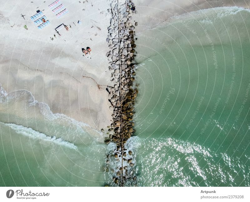 Luftaufnahme eines Steges Anlegestelle Wasser Wellen Meer Fluggerät Aussicht Dröhnen Sommer Strand Stuhl Mensch grün Sand Sonne Felsen Steinblock Bikini
