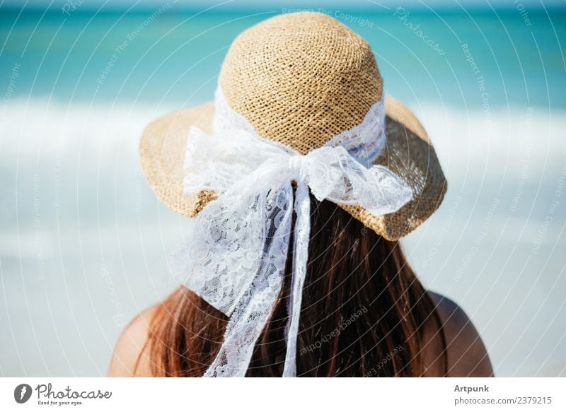 Junge Frau mit Hut und Blick auf den Strand langhaarig Jugendliche 18-30 Jahre Wellen Sand Wasser blau Sommer Ferien & Urlaub & Reisen Ausflug Spitze schön